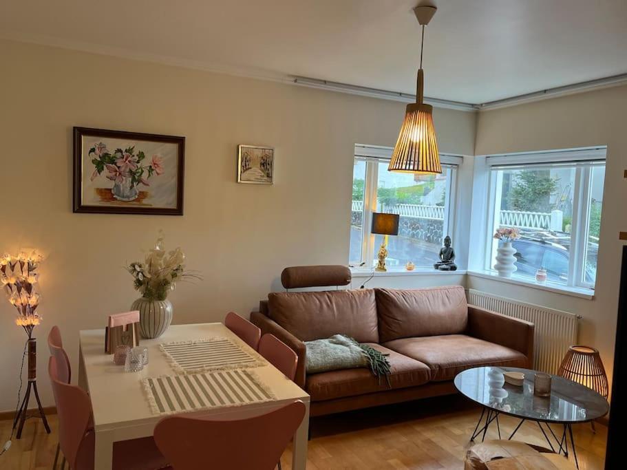 Charming 3 Bedroom Apartment Akureyri Luaran gambar